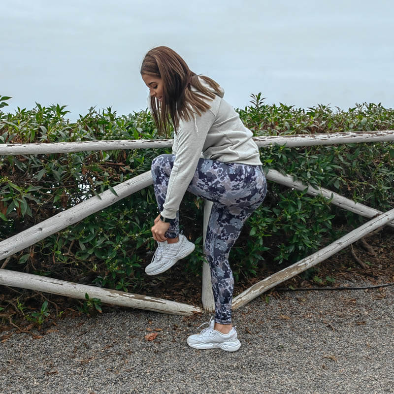 Polera para Mujer color Gris Claro con Capucha Marca Greenfit